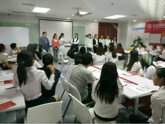 会长胡雅萍，华图教育客服礼仪培训精彩进行时