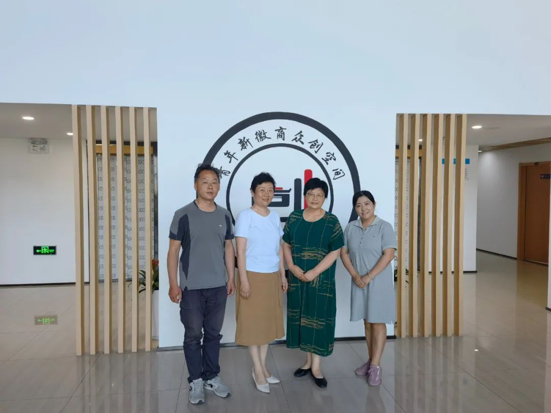 参观安徽大学青年新徽商众创空间
